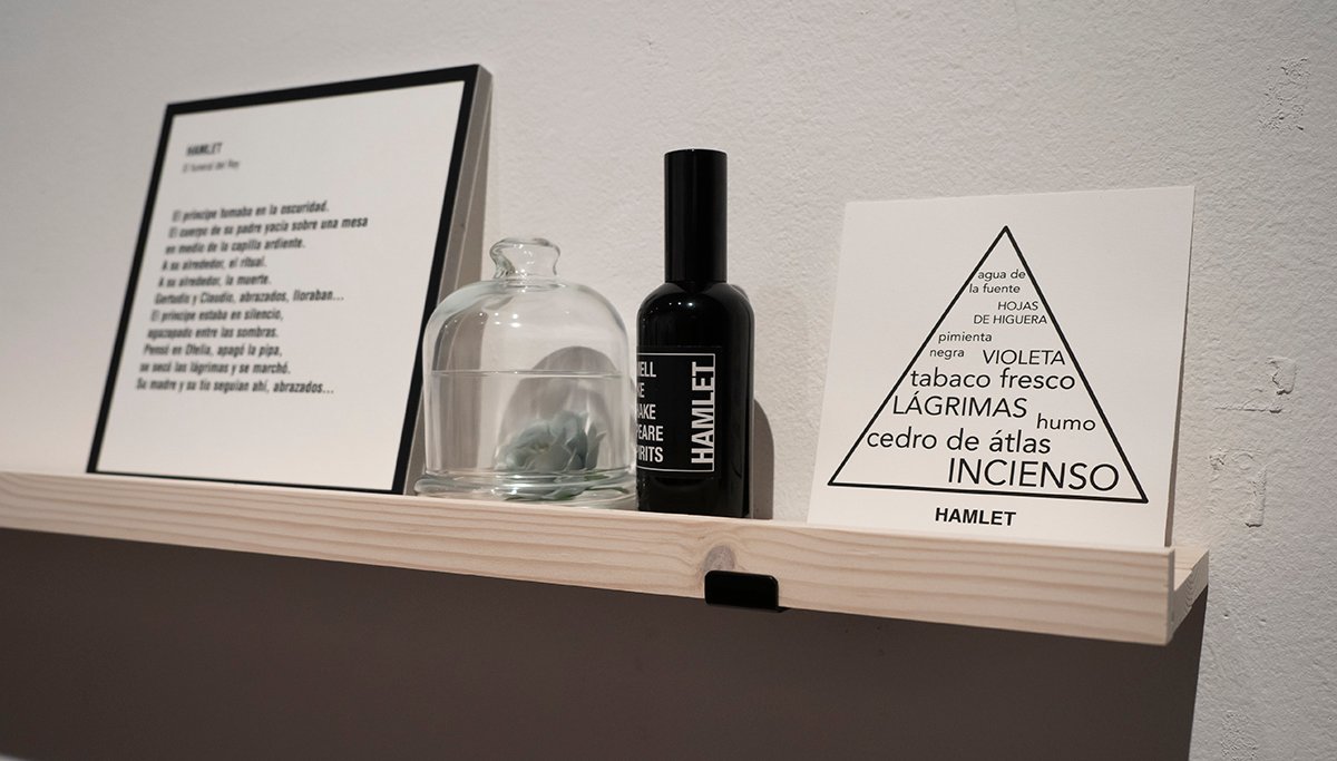 Perfume Hamlet y textos de la instalación Smell Like Shakespeare Spirits